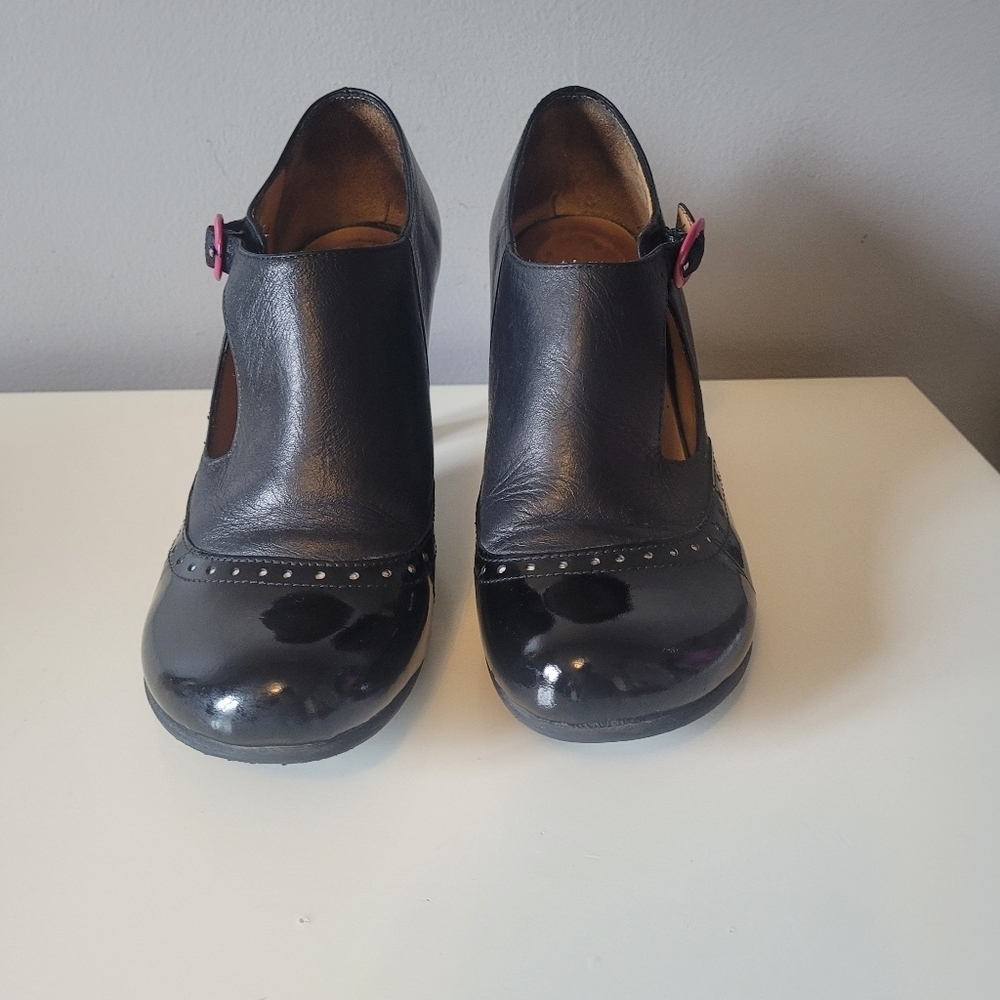 Fluevog Bellevue Ella Baker Brogued Heel With Cutout, GUC, Size 6 - Picture 2 of 11